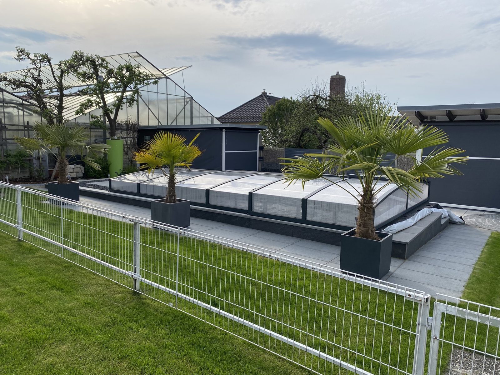 Individuell nach Maß gebauter Pool im Garten