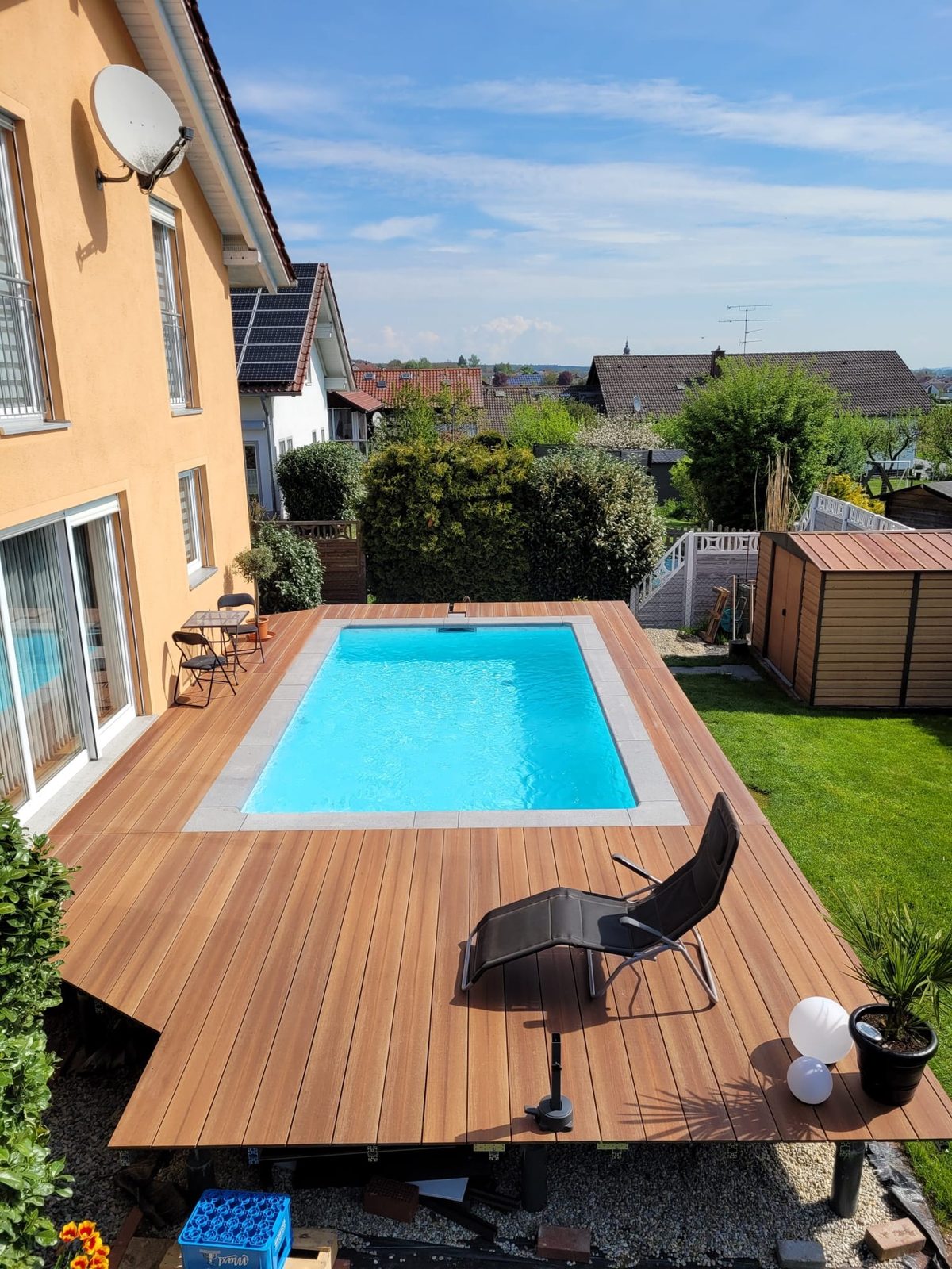Rechteckpool mit Holzterrasse direkt am Haus in Niederbayern