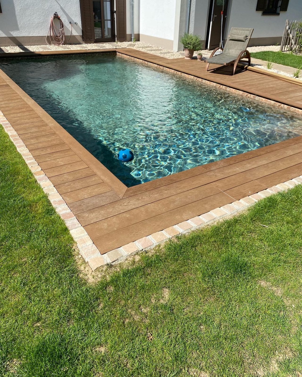 Rechteckpool mit Alkorplan-Folie und umlaufender Terrasse