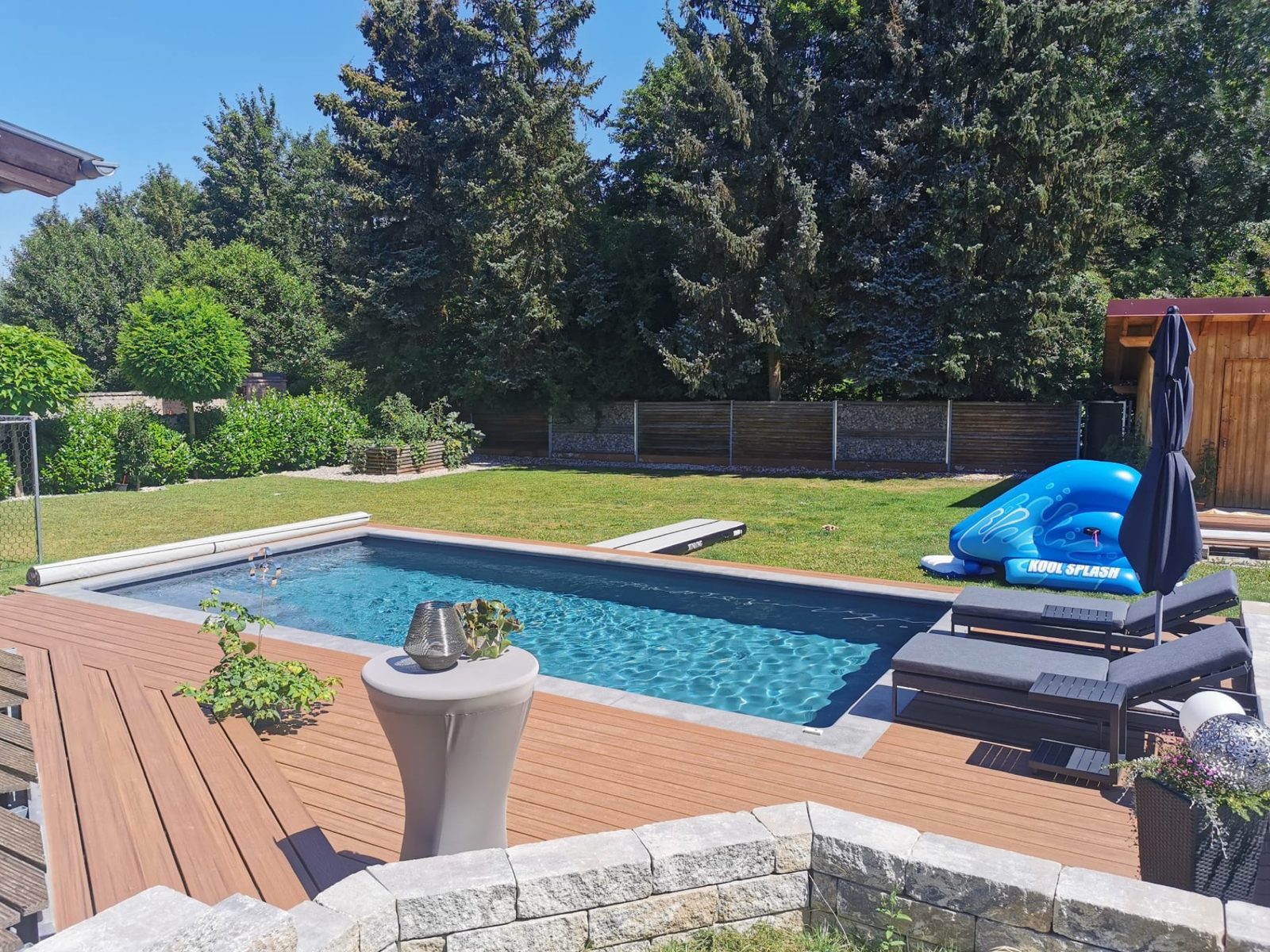 Pool mit Sonnenliegen im Garten – Referenz von Fuchs Pools in Niederbayern